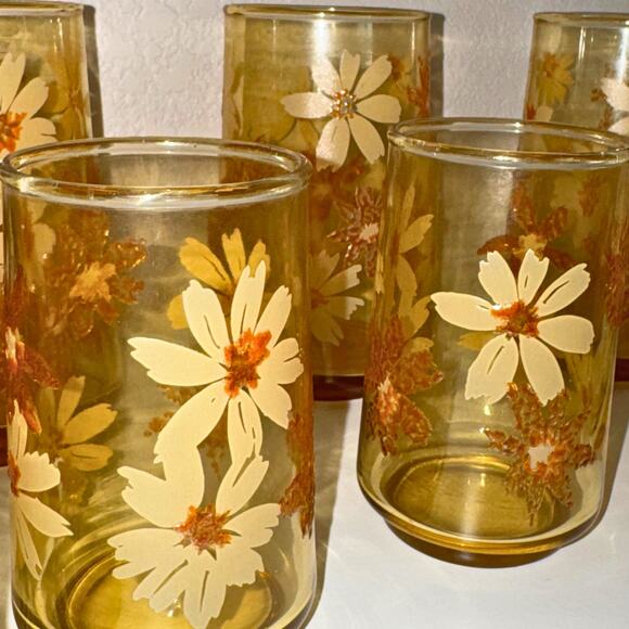 Vintage Amber Floral Glass Set – 8 Mixed-Size Daisy Tumblers 1970s - Picture 8 of 14